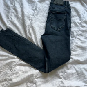 Mörkblå jeans från tiger of Sweden  - Nya! Snygga mörkblå från tiger of sweden klassiska snygga jeans som har en diskret logga på bakfickan. Jeansen har en rak passform och är tillverkade i mjukt denimtyg som sitter skönt hela dagen. Säljer de för billigt! Först till kvarn 🙌