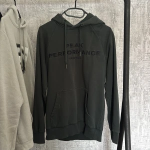 Peak Performance- Hoodie - En Hoode från Peak Performance i färgen mörkgrön 