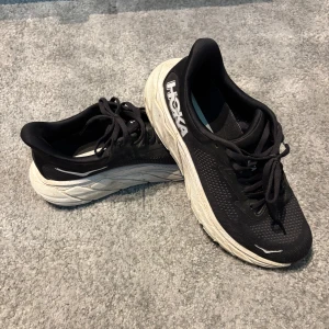 Hoka Löparskor - Säljer nu dessa sköna Hoka löparskor, skorna har väldigt bra dämpning. -drop: 5mm -lättviktsmodell -nypris:2000kr -använda cirka 10gånger Damsko men funkar lika bra för män (jag har haft de)   