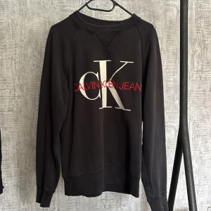 Calvin Klein- Sweatshirt - Otroligt snygg sweatshirt från Calvin Klein i storlek xs