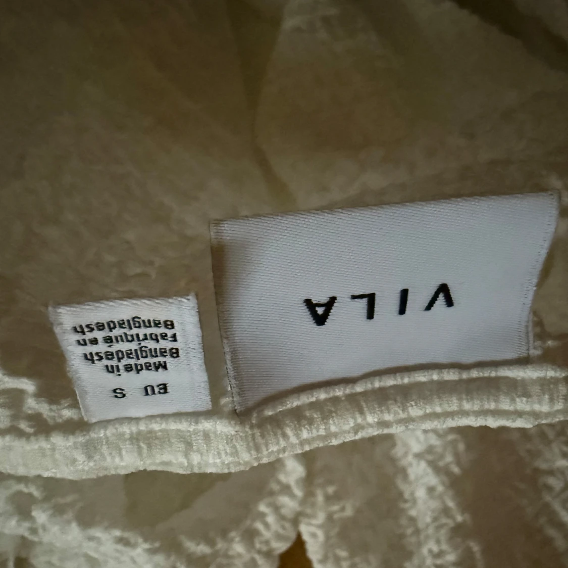 Vit blus med volang från Vila - 2