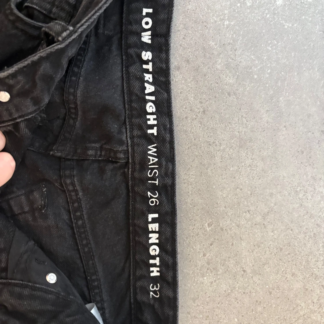 Svarta low waist straight jeans - 1