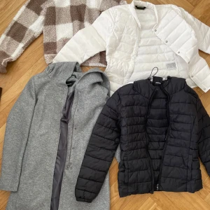 Mix av jackor: puffer, teddy & overshirt - Säljer flera jackor: brun/vit teddyjacka med rutigt mönster, vit och svart pufferjacka med dragkedja, grå rock med huva och en rutig overshirt i svart, grått och vitt från Only. Perfekt för dig som vill variera stilen mellan oversized, croppad och klassiskt. 75 kr styck