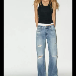 Ljusblå wide jeans - Aldrig använda! Säljer ett par ljusblå jeans med slitna detaljer och hål på benen från Zara! Så så snygga men passar tyvärr inte mig :( Skriv om ni har några frågor! Pris kan alltid diskuteras 💕 Säljer även ett par liknande jeans men i mörkare tvätt! 