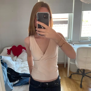 Brandy topp - Superfin tröja från brandy Melville. Den är använd några fåtal gånger. Färgen är väldigt ljusrosa nästan lite lax färgad. Storleken är onesize men skulle säga att den passar s eller m. 