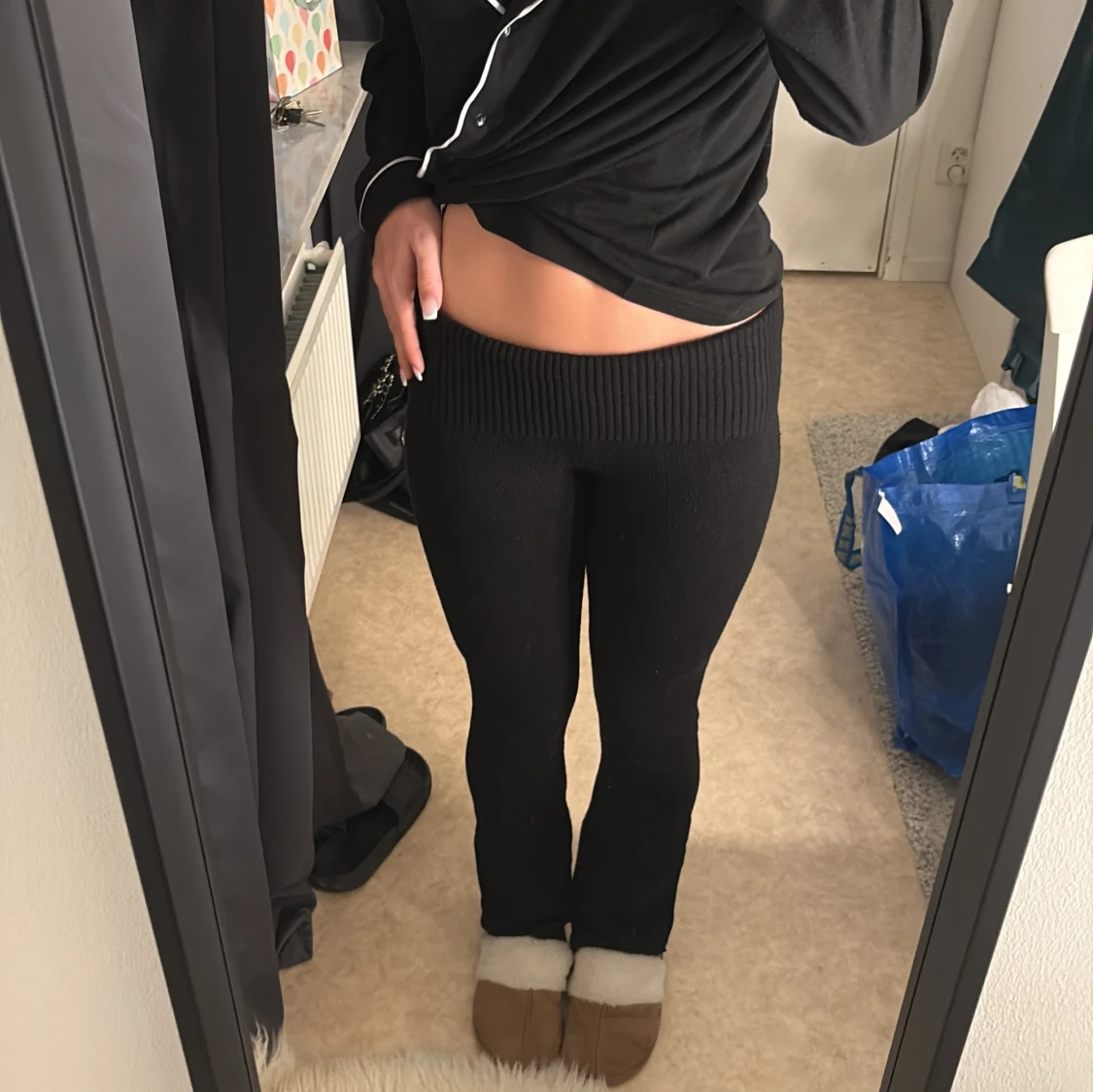 Svarta stickade långmidjade byxor