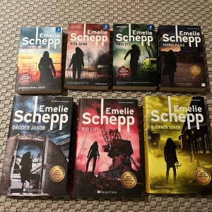 Bokserie av Emelie Schepp - Alla 7 böcker om Jana Berzelius- en spännande deckarserie av Emelie Schepp! Perfekt för dig som gillar nervkittlande mysterier och starka huvudpersoner. Böckerna har hyllats och vunnit flera priser. 4 översta är pocket och resten är inbundna. 200kr för alla böcker🥰