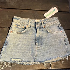 Ljusblå jeanskjol med fransig kant - Snygg jeanskjol med slitningar från GinaTricot. Perfekt nu inför sommaren💕💕 Jag har själv sytt om den från ett par jeans till en kjol!
