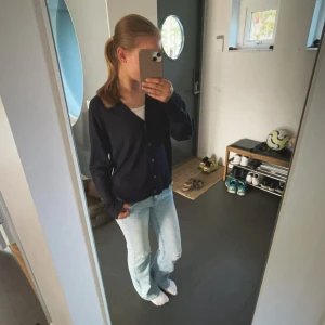 Marin blå kofta från Next Petite XS - En marin blå kofta från Next Petite i storlek XS. Koftan har v-ringning, långa ärmar och knäpps med fem knappar framtill. Materialet är stickat. Aldrig använd förutom på bild💙