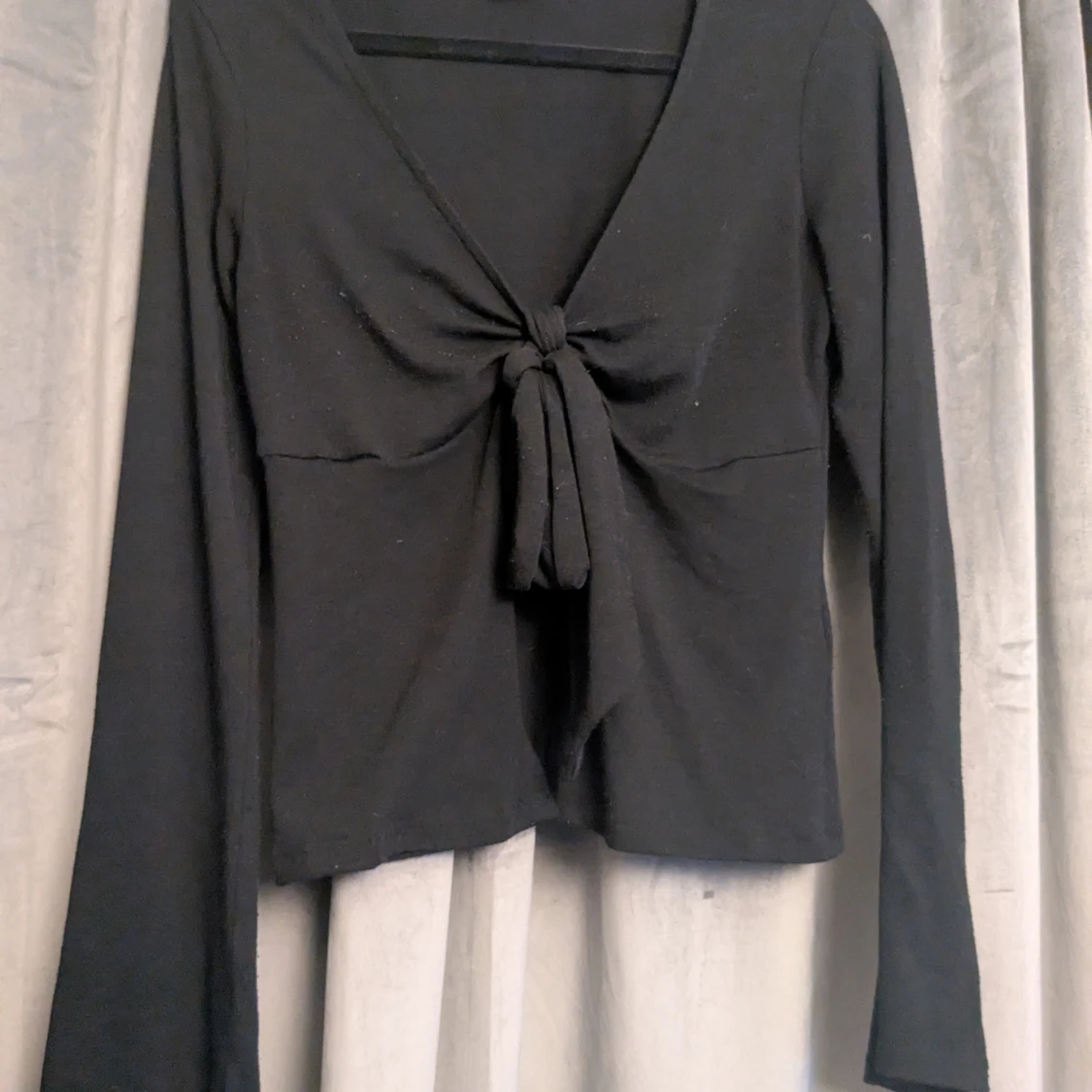 Svart långärmad knytblus Gina Tricot