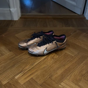 Fotbollsskor Nike Mercurial - Säljer ett par Nike Mercurial Superfly (WC edition). Skorna är i väldigt bra skick. Tveka inte med att ställa frågor! Priset är ej hugget ur sten!