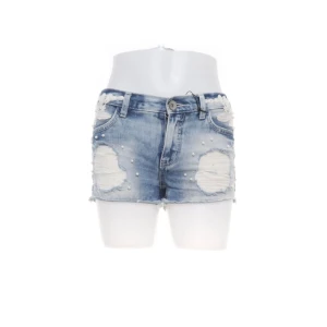 Blå jeansshorts med pärlor och spets - ljusblå jeansshorts med lågmidja, storlek xs❤️skriv för fler bilder