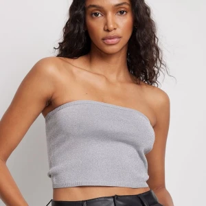 Glittrig silver bandeau från NA-KD - Supersnygg bandeau tubtopp från NA-KD i glittrigt silver. Aldrig använd med prislappar kvar💕 perfekt till exempelvis festivaler eller fest⭐️