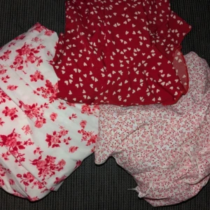 Röd omlottklänning med hjärtan från SHEIN - 3 fina klänningar från shein, likadana klänningar som de andra bilderna fast annan färg. Den ljusrosa åt höger hittade jag inte på hemsidan men det sitter liknande som den röda med hjärtan. Alla i storlek S och väldigt sköna! Alla 3 klänningar för 80 kr annars 30 kr styck🫶🏻