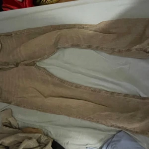 Beige loose jeans från Jack & Jones - Säljer ett par gråa jeans från Jack & Jones i modellen Loose Chris. Byxorna har en loose passform, raka ben och klassiska bakfickor. Tillverkade i jeansmaterial och perfekta för en avslappnad stil.