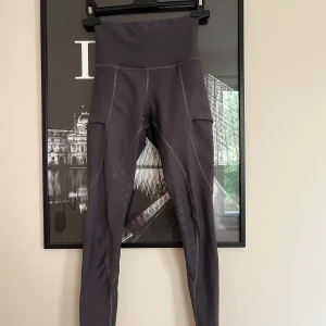 Maya delorez ridbyxor  - Säljer ett par mörkgrå helskodda ridbyxor från Maya delorez!