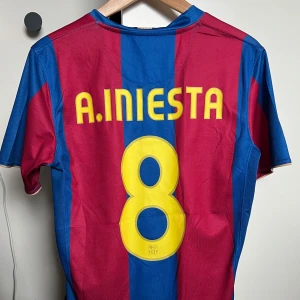 Barcelona Iniesta tröja 2007 - Barcelona matchtröja Iniesta #8, från 2007. Nyskick, nästan aldrig använd. S/M