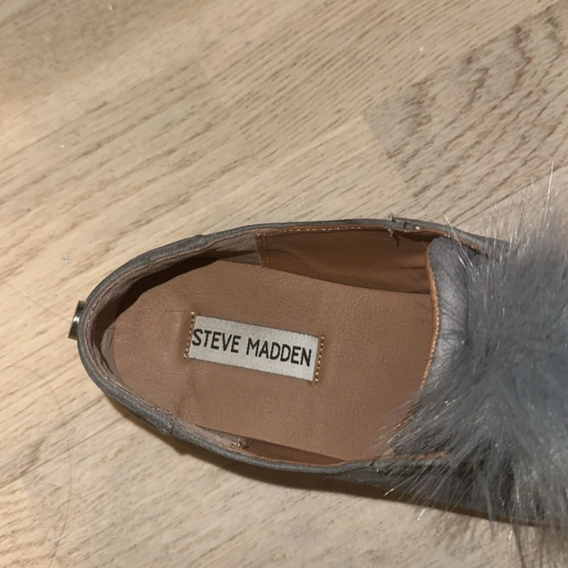 Grå sneakers med päls från Steve Madden - 2