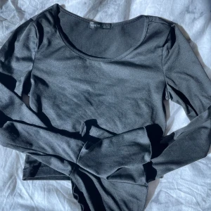 Svart långärmad topp från SHEIN - En svart långärmad topp från SHEIN med rund halsringning. Tunn och stretchig i materialet, perfekt att styla med jeans eller kjol. Enkel och stilren design som funkar till många outfits.