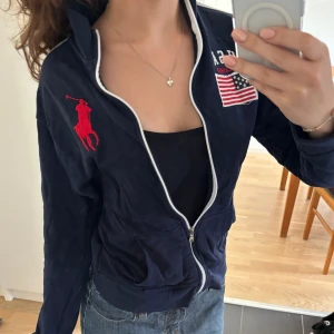 Zip up hoodie - Super snygg, äkta ralph lauren hoodie!! ❤️storleken som anges är 14-16 år, men skulle säga att det är en S.