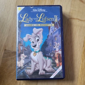 Lady och Lufsen 2 VHS  - Svensk tal♡~♡~♡ upphämtning Obbola, kan tas till ica maxi, nus, vasaplan, eller capio hc dragonen. Kan även fraktas