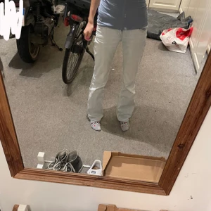 Ljusblå bootcut jeans med låg midja - INTRESSEKOLL!! Säljer ett par ljusblå jeans med låg midja och bootcut-snitt. Jeansen har klassiska fickor fram och bak, med snygga detaljer på bakfickorna. Perfekta för dig som gillar en avslappnad men ändå trendig look. Jag är 166cm. Skriv för fler bilder❤️