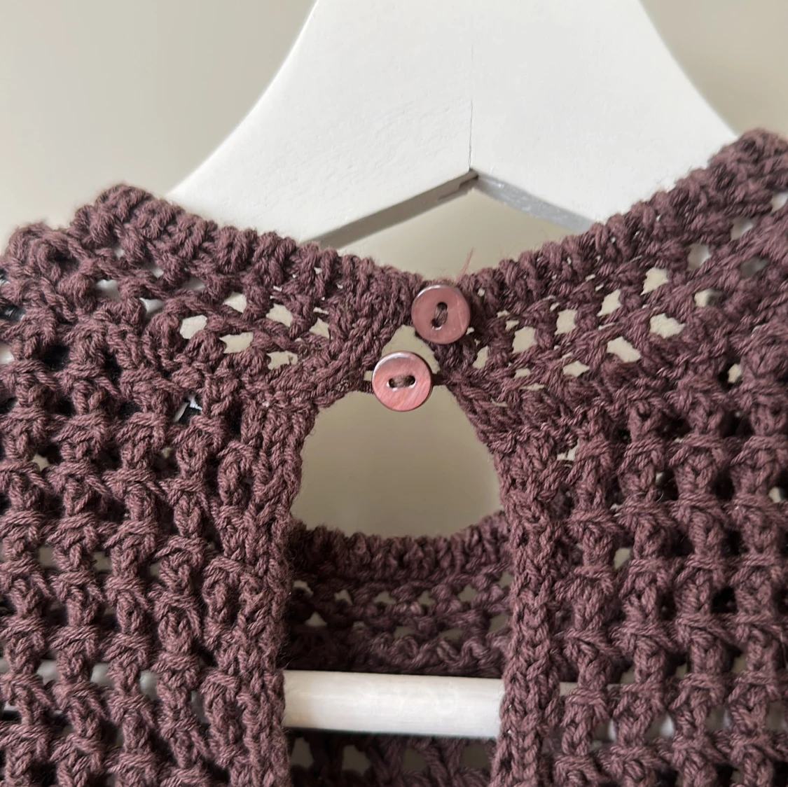 Brun virkad ärmlös topp med knappar - 2