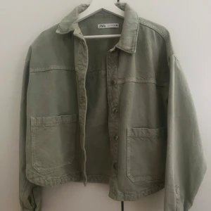 Grön jeansjacka - Super fin grön jeansjacka från Zara🥰🥰 Inga defekter förekommer, plagget är endast använd 5ggr😁Säljer pågrund av att jag aldrig får användning för den, skriv för frågor💓💓