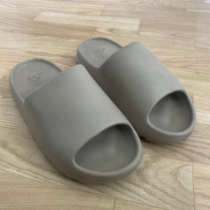 Tofflor - Tofflor från ADIDAS. Nypris 649kr. Köparen står för frakten. Pris kan diskuteras vid snabb affär.