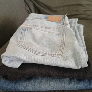 Ljusblå jeans från 157, storlek S - Säljer ett par ljusblå jeans från 157 i storlek S. Klassisk femficksmodell med knäppning fram och snygga kontrastsömmar. Jeansen har en rak passform och är tillverkade i mjukt denimtyg som är skönt att bära hela dagen.