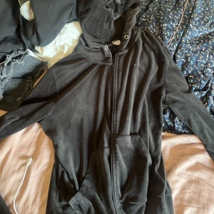 Svart hoodiejacka från Gina Tricot i velour  - Svart velour hoodie från Gina tricot