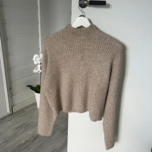 Stickad tröja  - Stickad tröja Bershka. Storlek XS. Använd 1 gång. Inga defekter. Som ny.