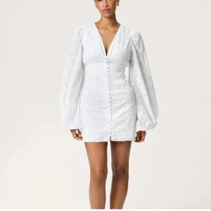 adoore klänning - Supersnygg vit kort klänning från adoore i modellen florence. superfint skick, slutsåld i alla storlekar på hemsidan! säljer endast vid bra bud, kom med förslag☺️