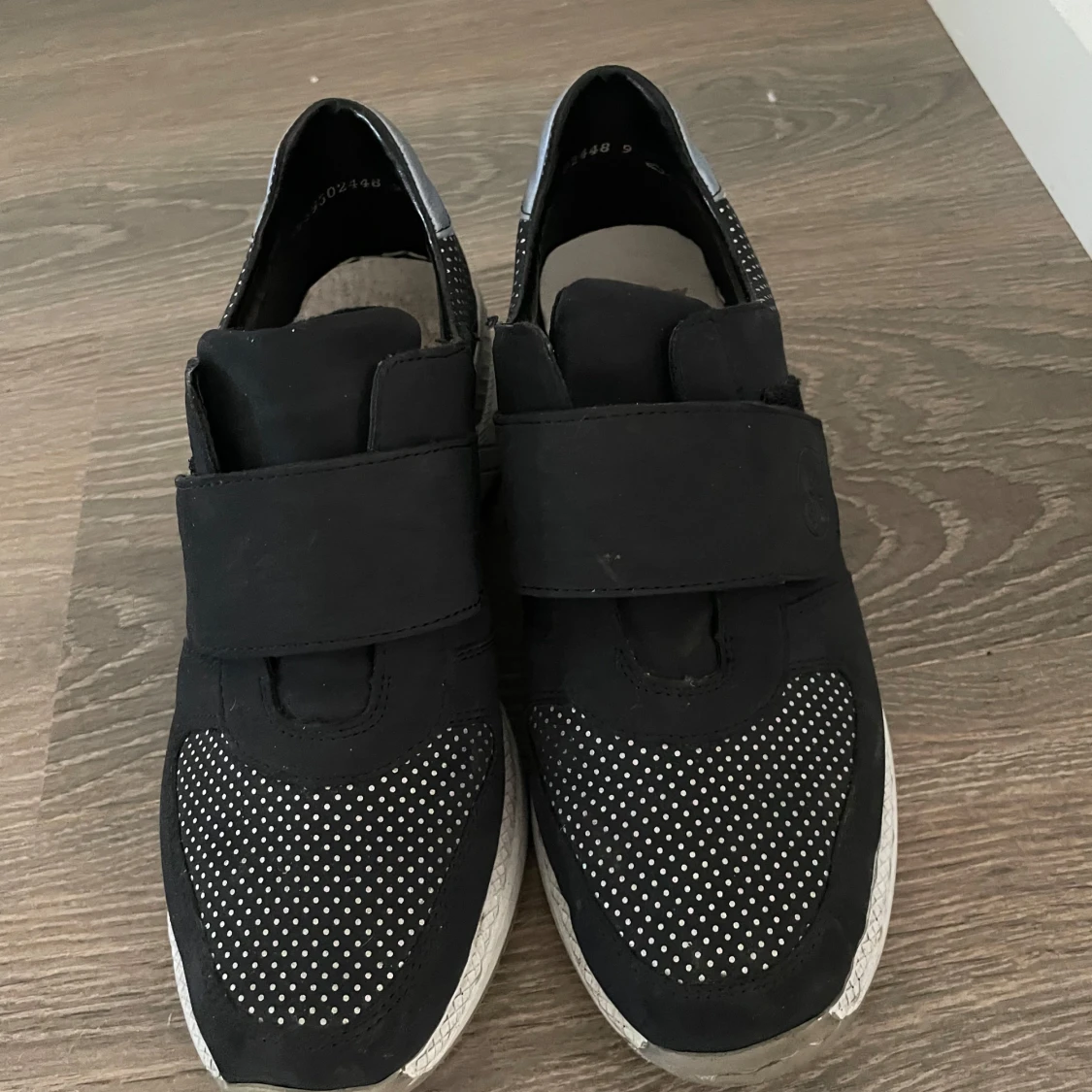 Svarta sneakers med vita prickar - 1