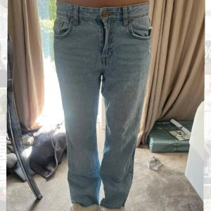 Ljusblå raka jeans  - Säljer ett par ljusblå jeans med raka ben.