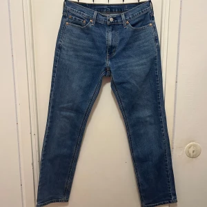 Levis byxor 30/31 - Klassiska blå Levi's 541 jeans riktig fetta nu till sommar knappast använt dom nästan helt nya bara ett litet hål på baksidan >går och se på bild 3. Nypris 1199 mitt pris 600 hör av er vid frågor ☺️