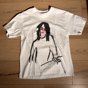 Raf Simons FW15 Guitar Boy Tee - OBS SAKNAS TAG | INTRESSEKOLL. 🛑                                                Ett ikoniskt plagg från Raf Simons höst-/vinterkollektion 2015, med den slående ”Guitar Boy”-grafiken – en rebellisk blandning av punkinspiration och high fashion-känsla.