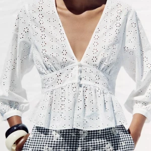 Vit broderad blus från Zara - Superfin vit blus från Zara med broderade blommor och v-ringning.  Ny med prislapp