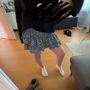 Blommig volangkjol  - Supersöt kjol från SHEIN i storlek M men jag skulle säga att de sitter som en XS/ S. Skönt material med en liten dragkedja i sidan som ej syns💞