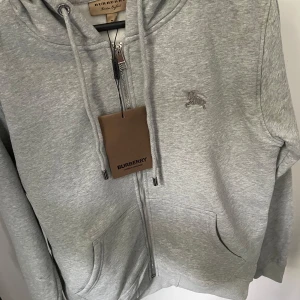 Burberry zip up  - Helt ny aldrig använd påse ingår 