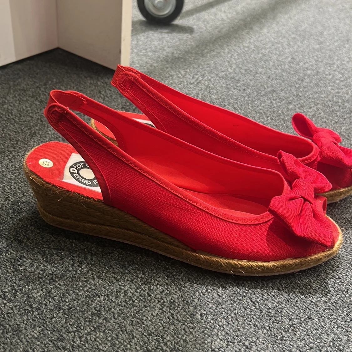 Röda kilklackar med rosett, stl 39 - 2