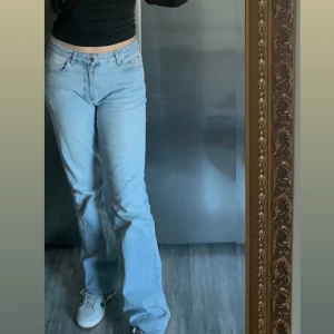 blåa jeans - I storlek 38 från gina tricot. Jag är 165cm skulle kunna passa för 167 också om man e kortare kan man ju även sy upp byxorna eller klippa av❤️