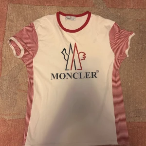 Moncler t-shirt - Snygg moncler T-shirt, tröjan har använts bara ett par gånger då jag inte har någon användning av den, tröjan är i storlek XL, men sitter på dig som en L. Pris kan diskuteras !! Tveka inte att skriva!!