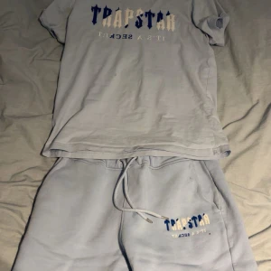 Sällsynt trapstat set - Setet innehåller: – Oversized Trapstar T-shirt i ljusblått, med ikonisk logga framtill och subtila detaljer – Matchande shorts med elastisk midja, premium brodyr och bekväm passform   Tillverkade i högkvalitativ bomull med perfekt balans mellan stil och komfort – perfekt för sommardagar, festivaler, eller när du bara vill synas på stan.                              Limited Edition – detta set finns i ett mycket begränsat antal och är redan eftertraktat bland samlare och streetwear-entusiaster.