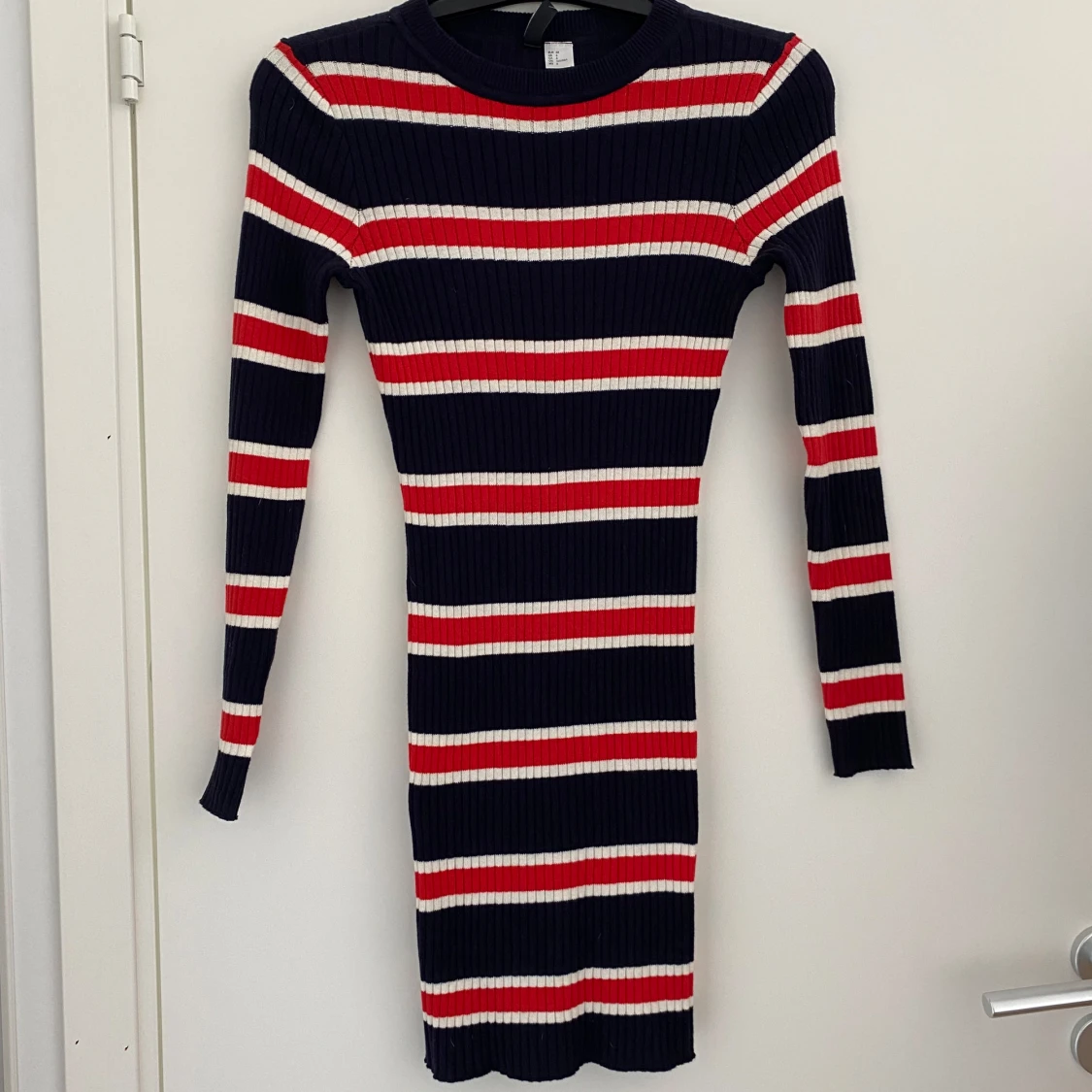 Randig ribbad klänning från H&M, stl 38
