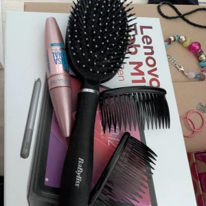 Maybelline Cils Sensational Mascara - Säljer en Maybelline Cils Sensational mascara i snyggt roséguld-fodral. Den är waterproof och ger volym till fransarna med solfjäder-effekt. Perfekt för dig som vill ha långa och separerade fransar. Enkel att applicera med böjd borste. "Spännen" som håller upp håret (inte fast det) 