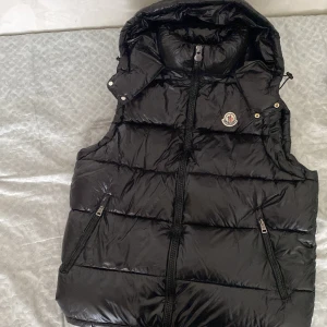 Svart dunväst från Moncler - Aldrig Använt, storlek xl fast passar L-M. Helt ny och billig. pris går o diskuteras vid snabb affär.