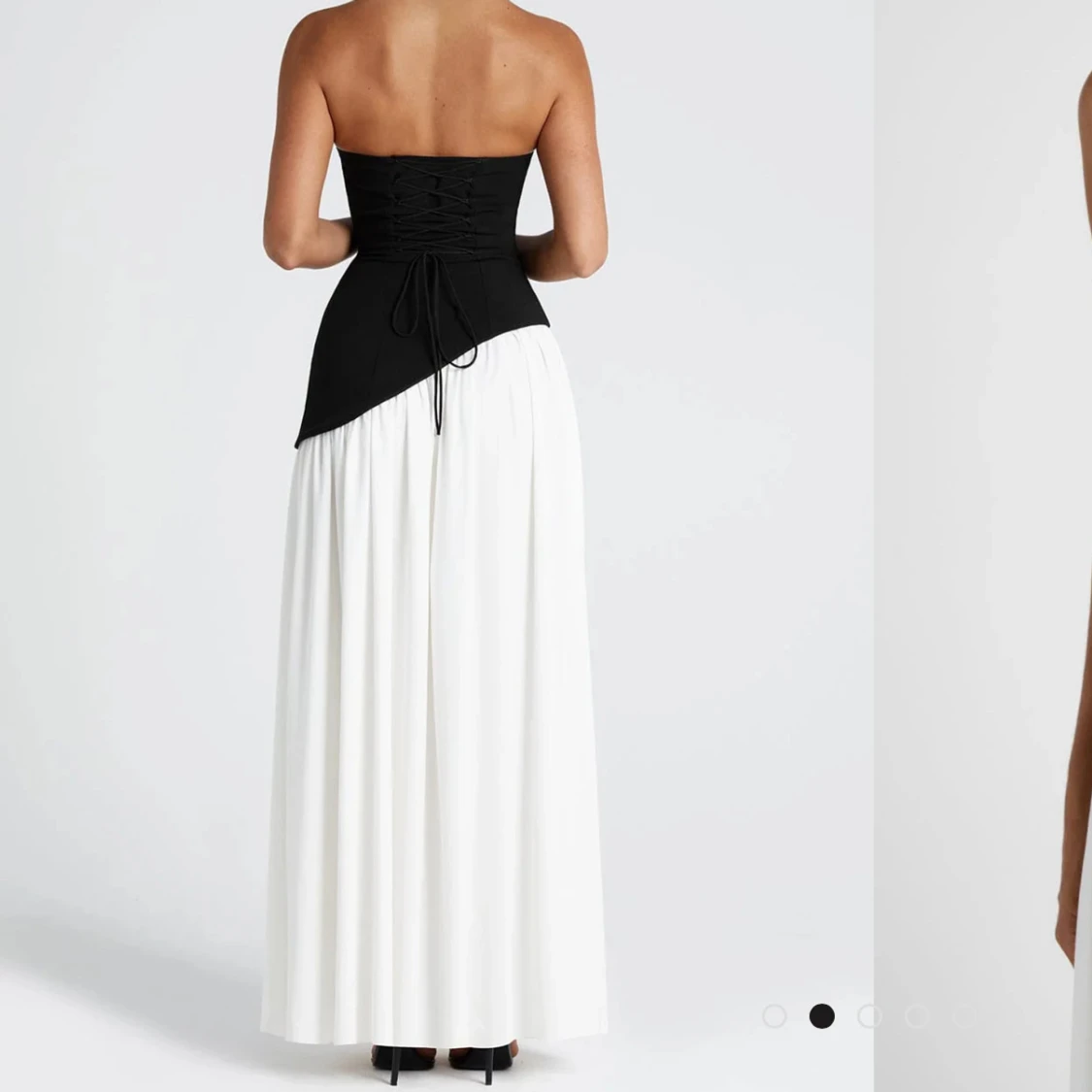 Svartvit långklänning med slits - 1