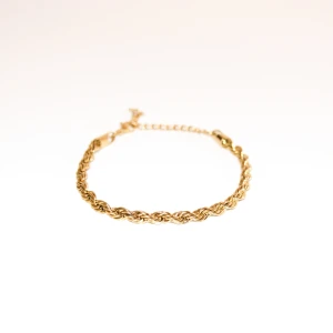 Cordell armband - Guld - Mycket fint och elegant Cordell armband från Capcoast. Tillverkat i 316L rostfritt stål och pläterat i äkta 18k guld för att tåla svett/dusch och bad. Finns i både 4 & 5mm. Anpassningsbar längd från 16-21cm så passar alla! Vid några fler frågor så är det bara att höra av dig!🙌