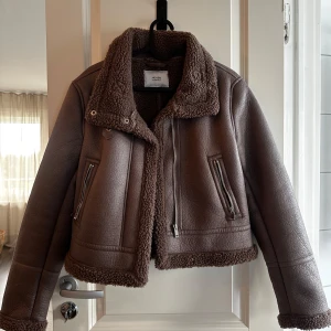 Brun teddyjacka från House - Snygg brun teddyjacka från House nästintill helt ny. Säljs för den inte passar mig. Storlek s, men skulle mer säga xxs-xs.